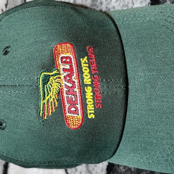 VINTAGE DEKALB SEED ICONIC EMBROIDERED STRONG ROOTS STRONG YIELDS CAP HAT - Picture 2 of 12